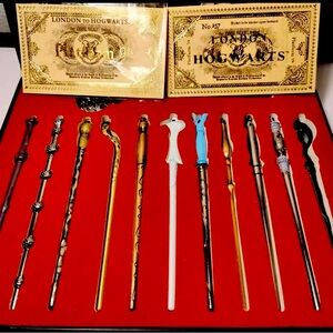 HARRY POTTER WAND SET NWOT